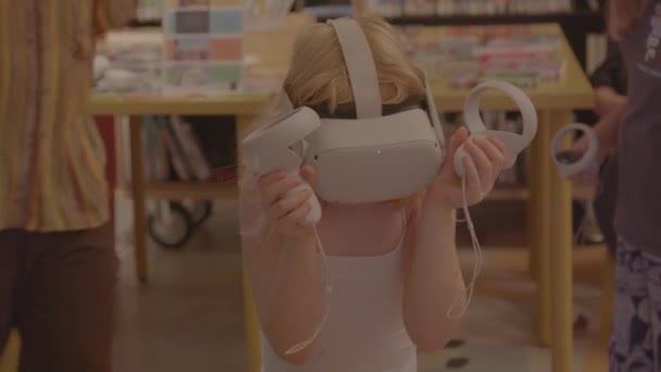Νεαρή Κοπέλα Κοιτάζει Τριγύρω Φορώντας Ακουστικά Εικονικής Πραγματικότητας — Αρχείο Βίντεο