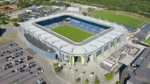 デンマークのBrondby Ifサッカーチームの本拠地であるBrondby Stadiumの上のドローン軌道 — ストック動画