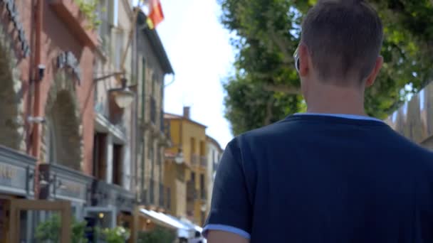 Man Promenader Den Vackra Staden Collioure Södra Frankrike — Stockvideo