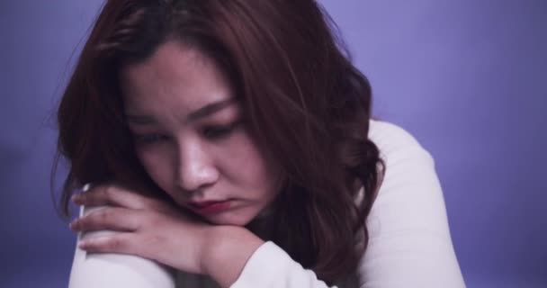 Portrait Femme Avec Problème Dépression Émotion Triste Seul Sur Fond — Video