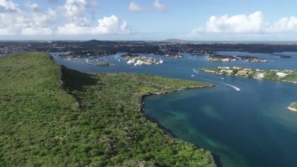 Widok Lotu Ptaka Wyspę Łodzi Gór Golf Pole Widok Ocean — Wideo stockowe