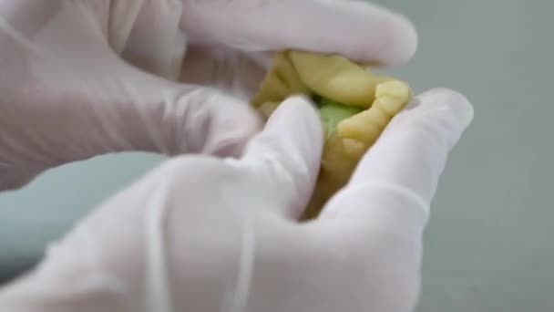 Ręka Rękawicą Dokonywanie Chińskiego Ciasta Przez Owijanie Zielonego Ciasta Jego — Wideo stockowe