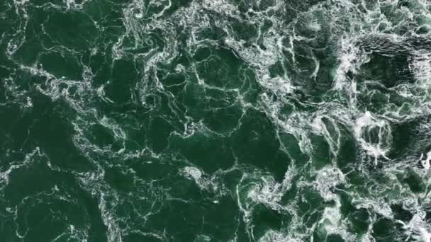 Ciemna Mroczna Woda Wiruje Silnym Prądzie Burzowym Holandii — Wideo stockowe