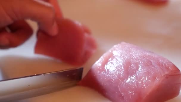 Ręka Użyj Nóż Krojenia Różowy Maguro Tuńczyk Małe Ugryzienie Sashimi — Wideo stockowe