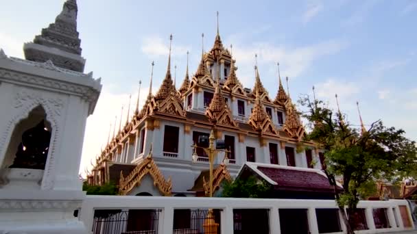 Vacker Och Elegant Thai Temple Exteriör Design Utomhus — Stockvideo