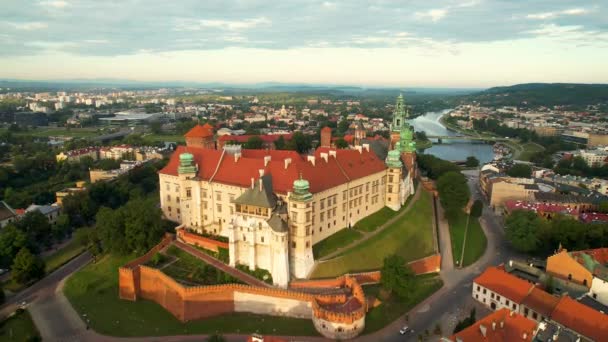 Vista Aérea Del Castillo Wawel Río Vístula Durante Atardecer Dorado — Vídeo de stock