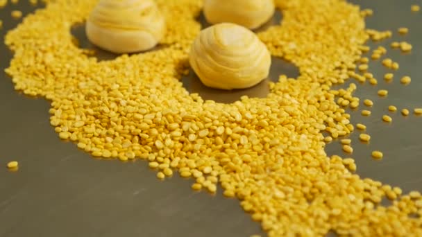 中国黄色糕点和豆皮放在桌子上 — 图库视频影像