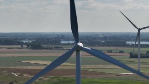 オステルスケルデリング オランダの回転風力タービンとデルタ作業の空中軌道ショット — ストック動画