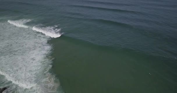 大海浪缓慢地运动 缓慢地碰撞 几内亚冲浪点 — 图库视频影像