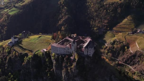晴れた日の午後に息をのむようなイタリアアルプスの谷の見事なベン修道院 — ストック動画