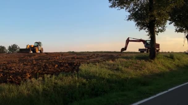 Buldożer Porusza Się Polu Którym Się Porusza Następnie Niweluje Ziemię — Wideo stockowe