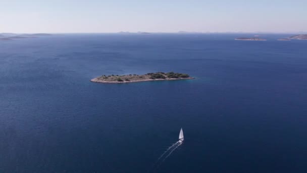 Navighează Iaht Într Mare Albastră Calmă Insulă Nelocuită Aeriană — Videoclip de stoc