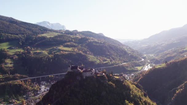 崖の丘の上にあるサベン修道院明るい日差しと谷を見下ろす — ストック動画