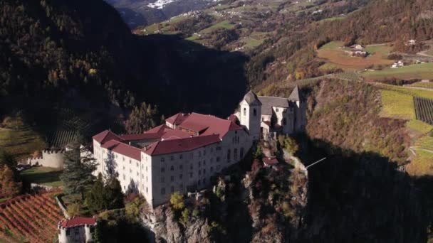 Abadía Sben Monjas Benedictinas Cima Colina Escénica Valle Dolomita Aérea — Vídeo de stock