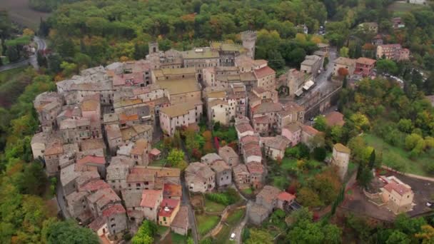 意大利城镇建在San Casciano Dei Bagni Tuscany农村的林地山上 — 图库视频影像