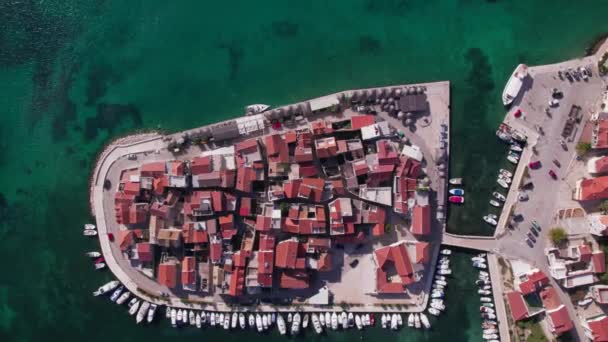 上下左右环绕着碧绿海水的小岛上有着中世纪建筑的Tribunj — 图库视频影像