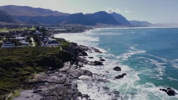 Drone Inclinar Sobre Piscina Maré Revela Costa Panorâmica Hermanus Overstrand — Vídeo de Stock