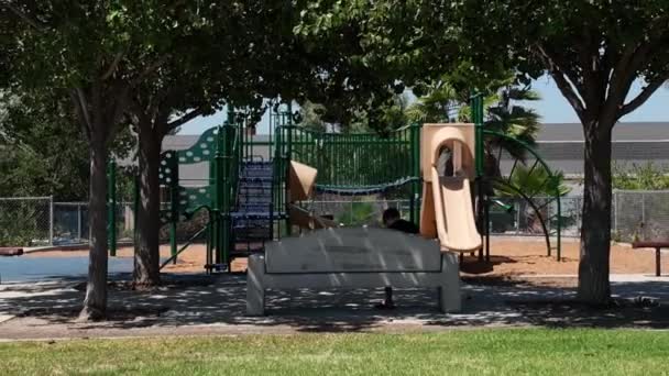Jovem Pessoa Sentado Sozinho Banco Sob Árvores Parque Infantil Schoolyard — Vídeo de Stock