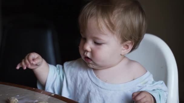 Χαριτωμένο Κοριτσάκι Μπλε Μάτια Τρώει Πρωινό Highchair — Αρχείο Βίντεο