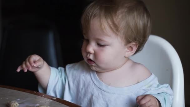 Roztomilé Holčička Modrýma Očima Jíst Snídani Vysoké Židli — Stock video