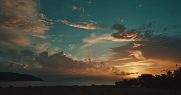 ギリシャの夏の海に圧延色の雲とカラフルな夕日の時間の経過 シネマティック4K — ストック動画