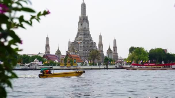 Bájos Folyó Bangkok Hosszú Farok Hajók Vitorlázás Folyón Lenyűgöző Wat — Stock videók