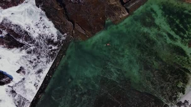 Άνθρωπος Κολυμπά Βραχώδη Παλιρροιακή Πισίνα Στην Ακτογραμμή Του Ερμάνου Drone — Αρχείο Βίντεο