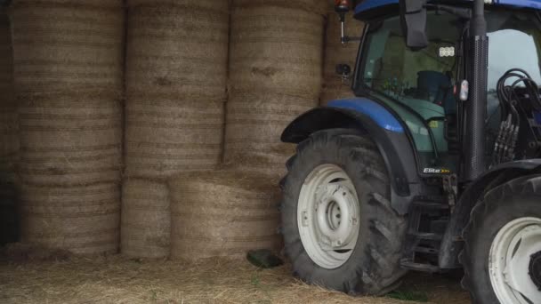 Plan Moyen Tracteur Bleu Stationné Devant Des Balles Foin — Video