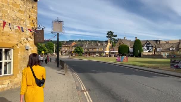 Fille Marchant Cotswold Way Long Centre Ville Broadway Angleterre Royaume — Video