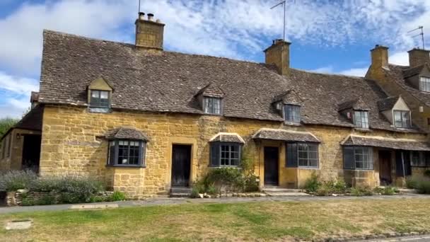 Vue Panoramique Des Charmantes Chalets Cotswold Dans Village Historique Broadway — Video