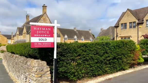 Immobilienagentur Verkauft Schild Für Eine Traditionelle Englische Immobilie Cotswolds Dorf — Stockvideo