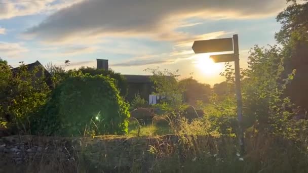 Cotswold Way Silhouette Signe Contre Lever Soleil Dans Belle Angleterre — Video