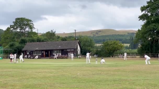 Teams Playing Cricket Cotswolds Typical English Countryside View Clubhouse Broadway — Stock Video