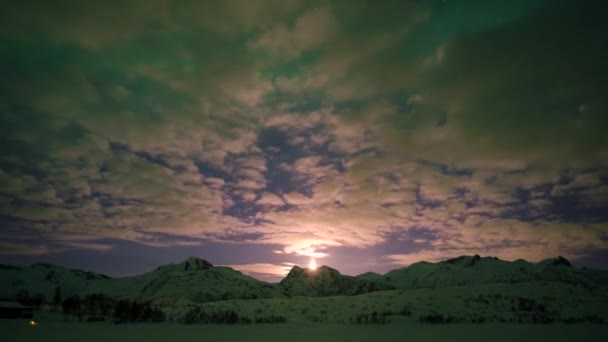 Maan Beweegt Langs Snowy Mountain Ridge Met Wolken Aurora Borealis — Stockvideo