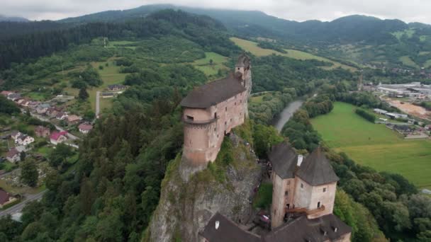 Orbita Lateral Que Muestra Impresionante Castillo Orava Situado Cima Una — Vídeos de Stock