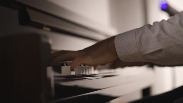 Закрыть Кинематографический Снимок Рук Пианиста Играющих Фортепиано Касающихся Клавиш Фортепиано — стоковое видео