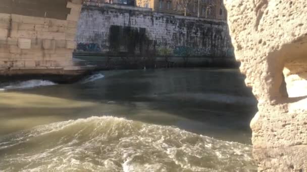Ikonischer Italienischer Fluss Tiber Fließt Unter Einer Alten Steinbrücke Isola — Stockvideo