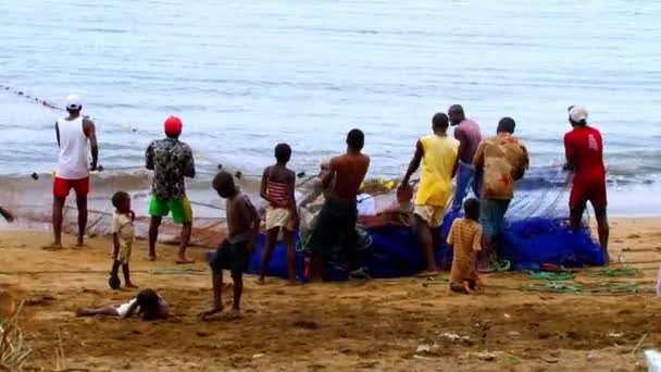 Homens Mulheres Crianças Ajudam Tirar Redes Pesca Água África — Vídeo de Stock