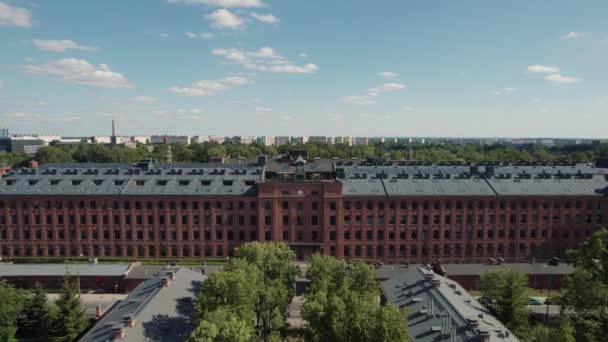 폴란드의 즈시에 지역으로 역사적 공장들 아파트로 개조되어 — 비디오