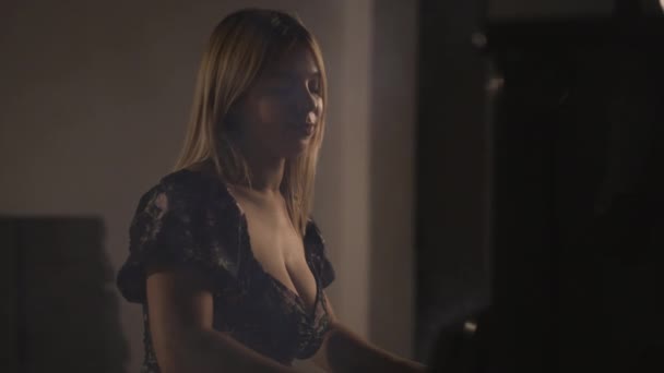 Cinematic Slow Motion Studio Tiro Mulher Loira Atraente Caucasiana Pianista — Vídeo de Stock