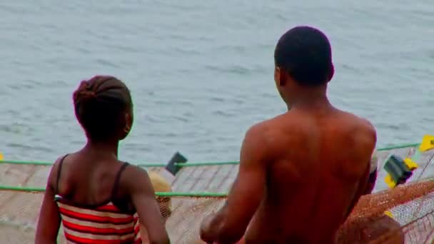 Pescadores Africanos Mulheres Das Ilhas São Tomé Príncipe Retiram Redes — Vídeo de Stock