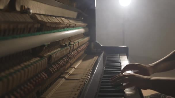 Estúdio Cinematográfico Tiro Piano Aberto Ereto Mulher Pianista Mãos Tocando — Vídeo de Stock