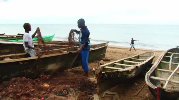 Dois Pescadores Carregam Redes Pesca Barco Praia Close — Vídeo de Stock