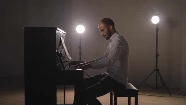 Pianista Músico Compositor Tocando Instrumento Piano Vertical Estúdio Tiro Cinematográfico — Vídeo de Stock