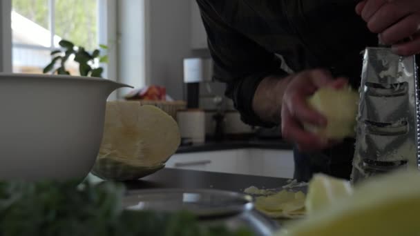 Homme Déchiquetage Chou Pour Choucroute Kimchi Dolly Slide Fermer — Video