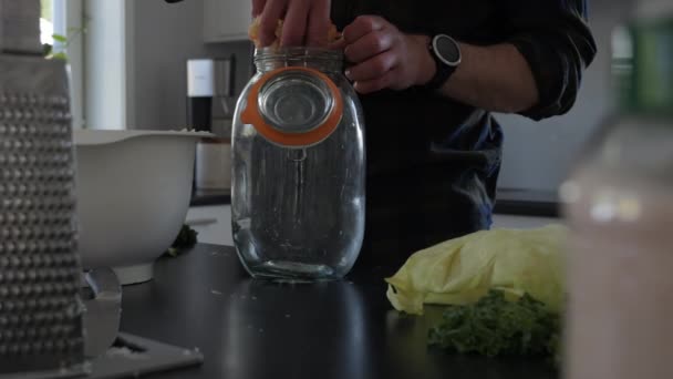 家庭でのDiy野菜発酵プロジェクト キャロットでガラスジャーを埋める ドリー — ストック動画