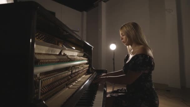 Kaukázusi Vonzó Szőke Zenész Játszik Gyakorló Zongora Eszköz Stúdióban Nyitott — Stock videók
