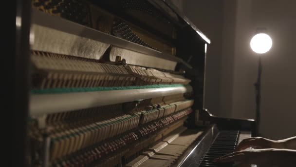 Cinematic Dolly Studio Shot Open Upright Piano Manos Pianista Tocando — Vídeo de stock