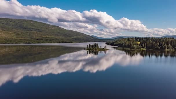 Sjön Med Reflekterande Moln Och Liten Soliga Norge Antenn Hyperlapse — Stockvideo