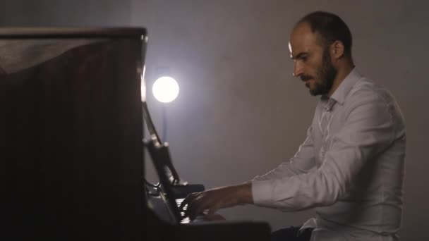 Cineastische Zeitlupenaufnahme Eines Pianisten Der Studio Ein Klavierinstrument Spielt Instrumentalmusik — Stockvideo